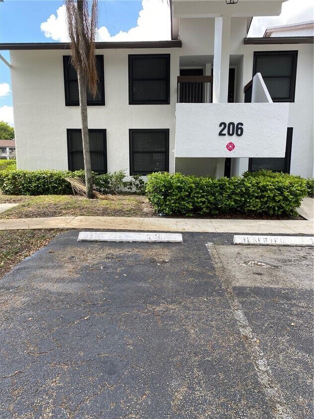 Foto del edificio - 206 Lake Pointe Dr
