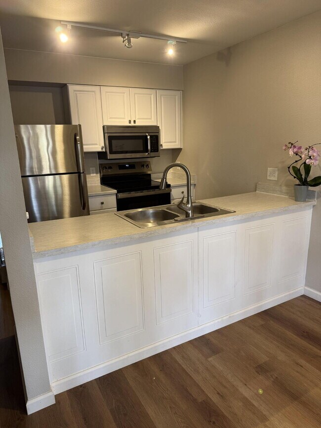 Building Photo - 1bd/1ba condo on 1st floor with pool access