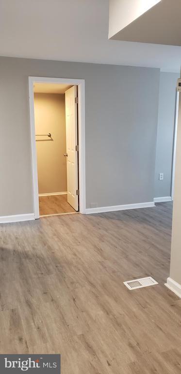 Building Photo - 403 W 6th St