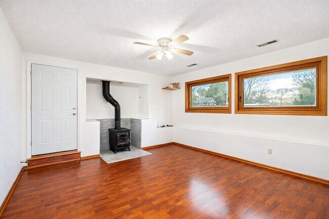 Photo du bâtiment - 32855 Harwood Crescent