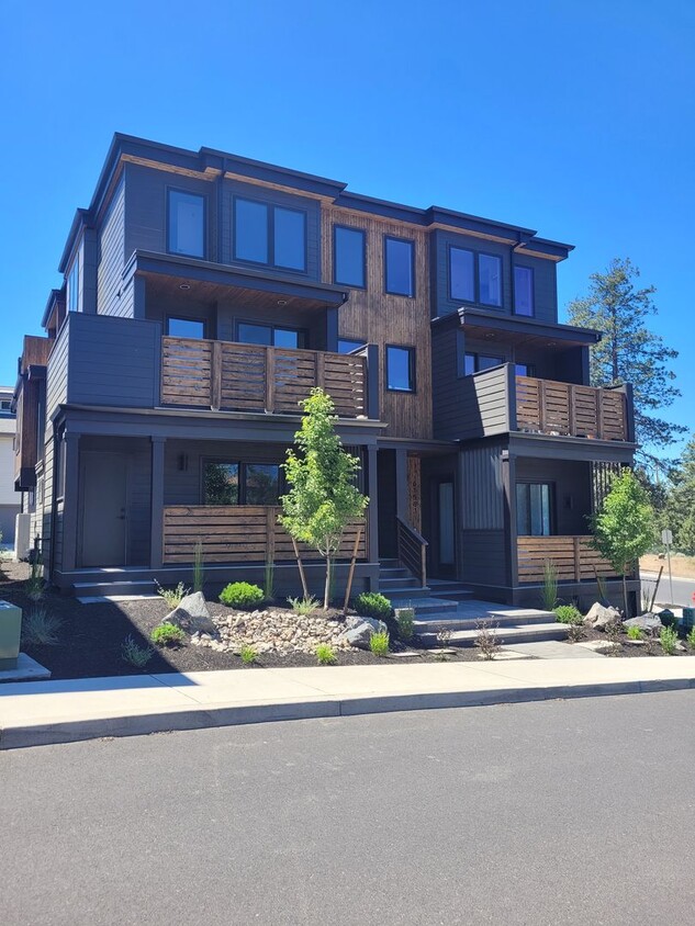 Primary Photo - Modern living near Old Mill! Beautiful unf...