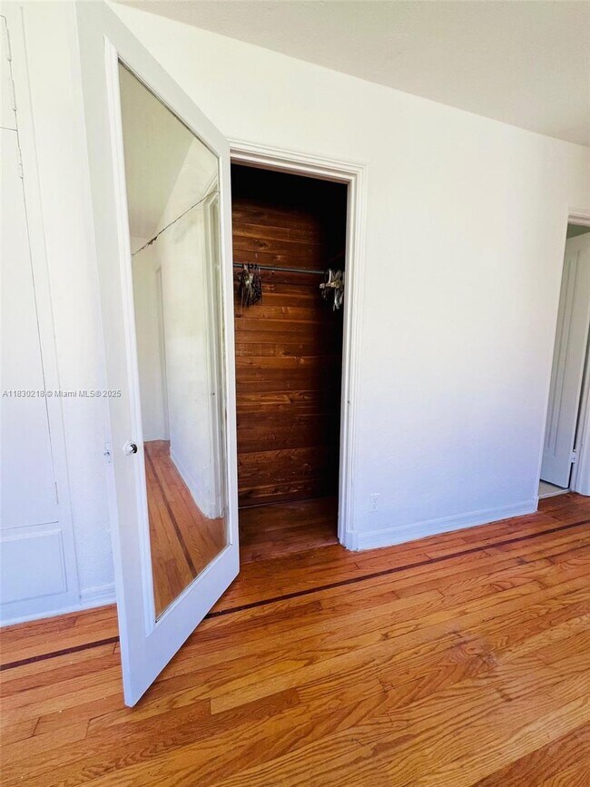 Foto del edificio - 2830 Pine Tree Dr