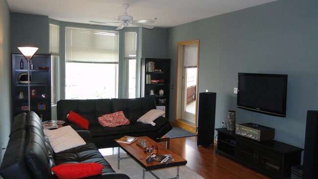 Building Photo - 301 Harbour Town Dr