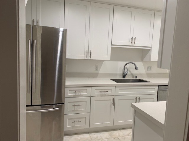 Foto del edificio - 453 N Doheny Dr