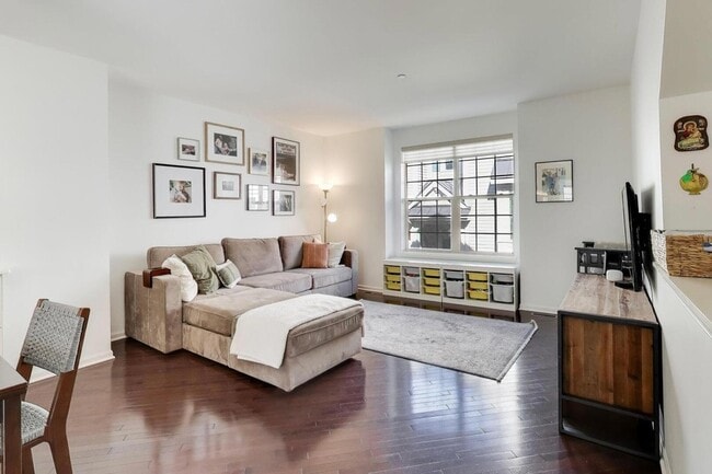 Building Photo - 303 S NW Hwy