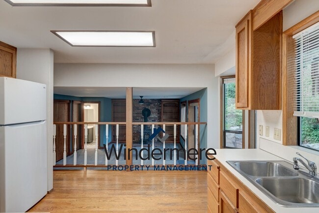 Building Photo - Spacious 3 Bedroom 2.5 Bath