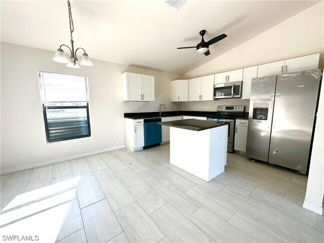 Foto del edificio - 829 NE 6th Ave