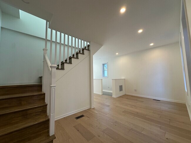 Foto del edificio - 2037 N Damen Ave