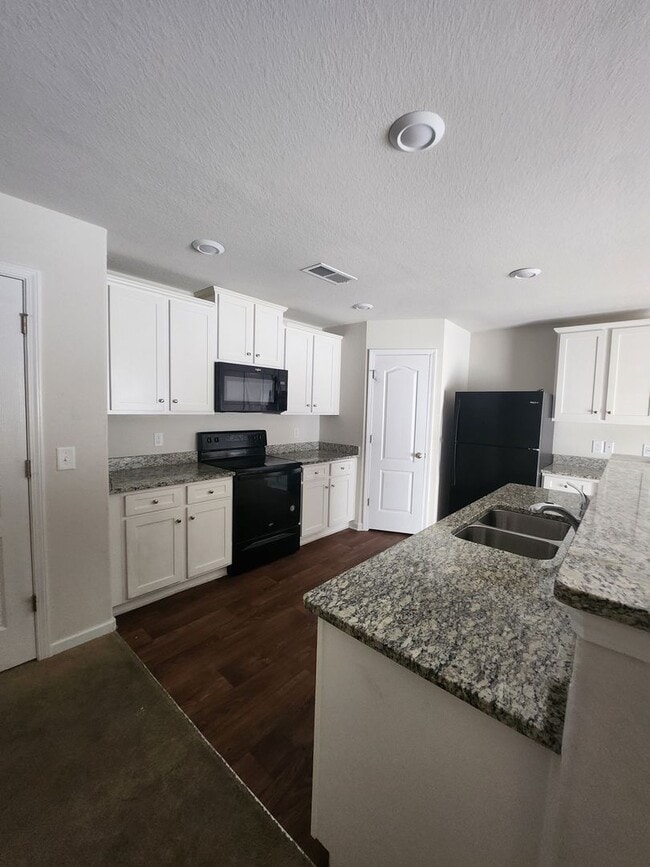 Foto del edificio - Beautiful End Unit in Paw Creek Village