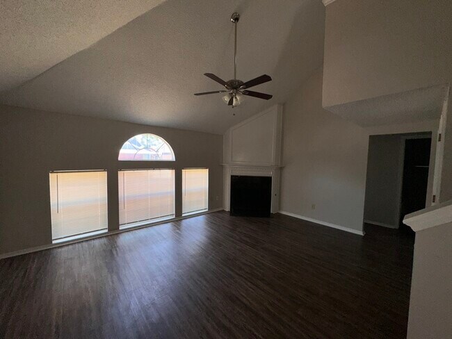 Foto del edificio - 2124 Lakecrest Dr, Moore, OK 73170
