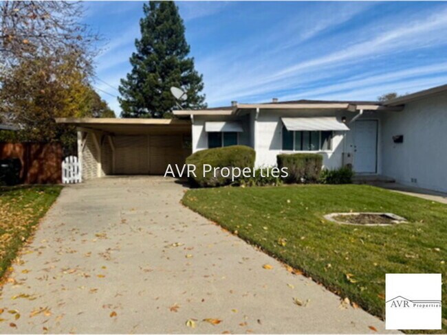 Foto del edificio - Cute duplex near downtown with new paint and carpets