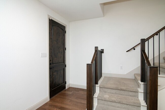Foto del edificio - Beautiful 3 Bedroom Luxury Townhome, MCKIN...
