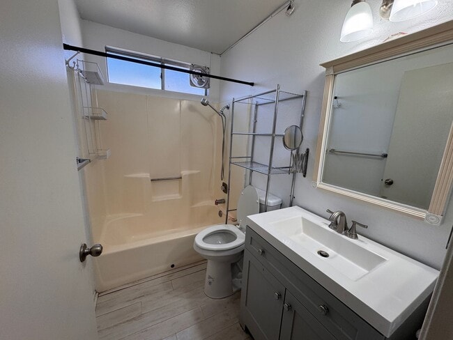 Building Photo - Cozy 2 bedroom 1 bathroom
