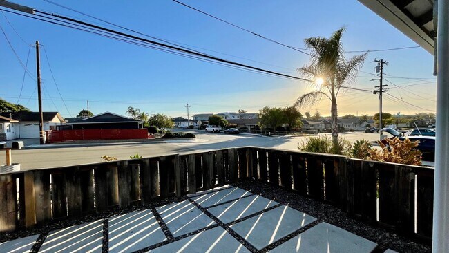 Foto del edificio - Stand-Alone 2 Bedroom Beach House, Single-Level with Garage