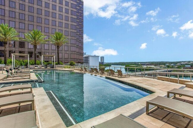 Building Photo - A 2 BR Apt that outshines all others