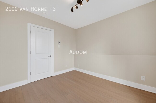 Building Photo - 2100 Av. Van Horne