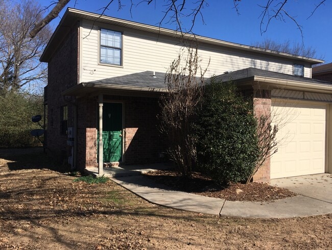 Building Photo - 407 Valley Dr