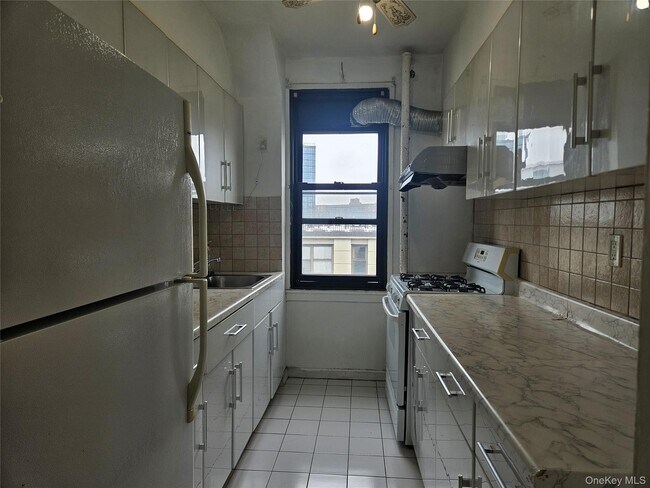 Foto del edificio - 98-25 64th Rd