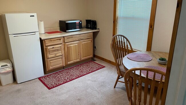 Food prep area with dining table - 816 Chestnut St