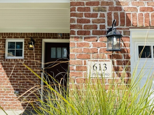 Photo - 613 Estrella Dr House