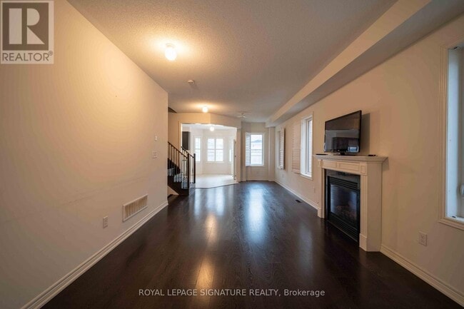 Building Photo - 5570 Meadowcrest Ave