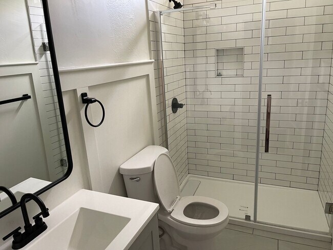 Foto del edificio - Newly renovated triplex in the Heart of do...