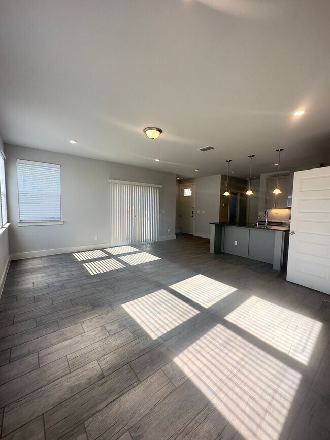 Foto del edificio - Beautiful SFH Available For Rent! Located ...