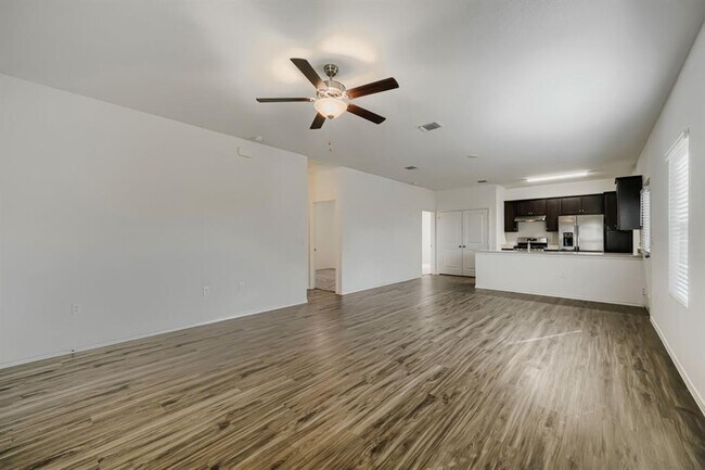 Foto del edificio - 7001 Tonka Ln