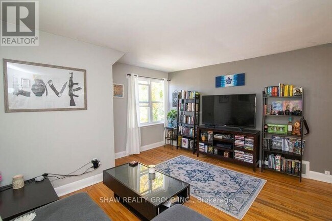Photo du bâtiment - 245 E 22nd St