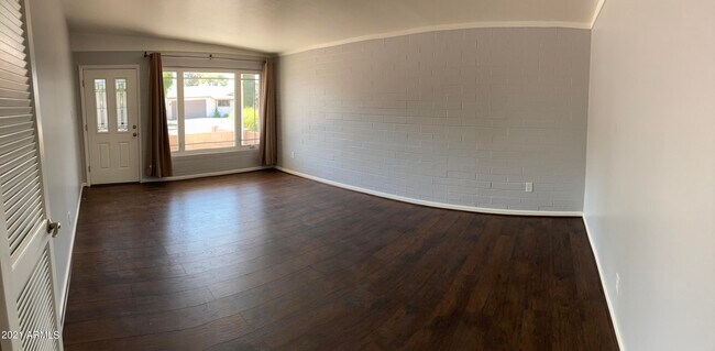 Foto del edificio - 6610 E 4th St