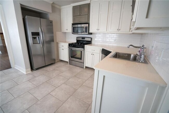 Building Photo - Home in Crestwood + Near Plaza + 3 bedrooms + 2 bathrooms