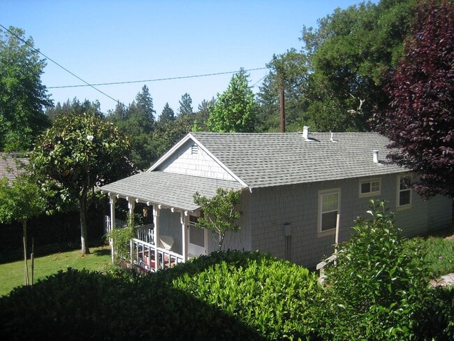 Building Photo - 1Br/1Ba Cozy Cottage Studio with Lots of Y...