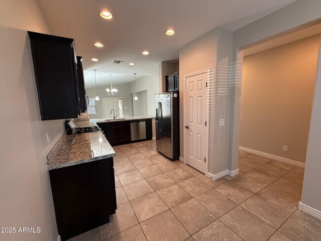 Foto del edificio - 2682 E Gillcrest Rd