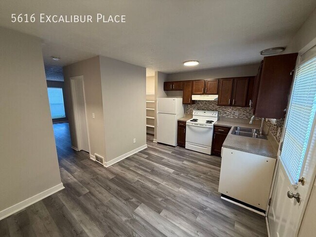 Foto del edificio - 5616 Excalibur Pl