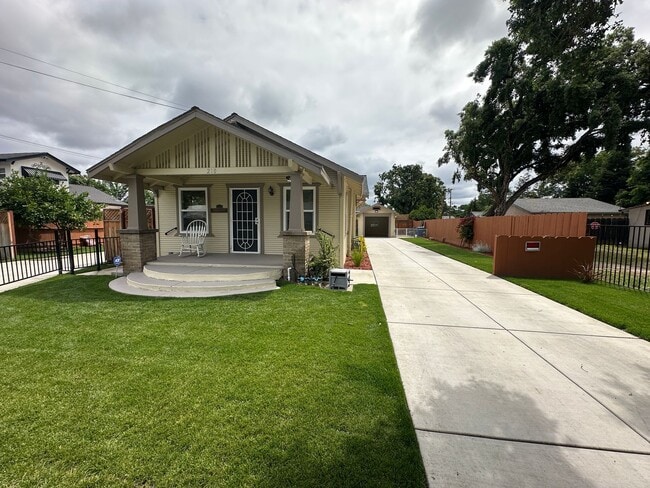 Building Photo - 210 Las Flores Ave