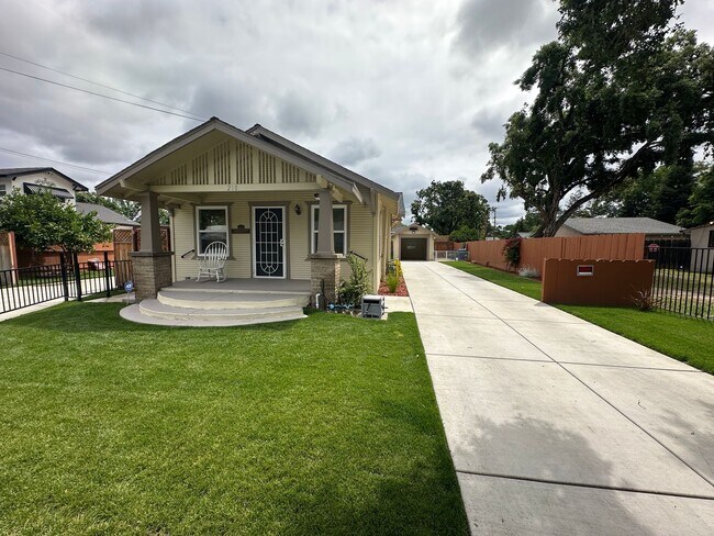 Foto del edificio - 210 Las Flores Ave