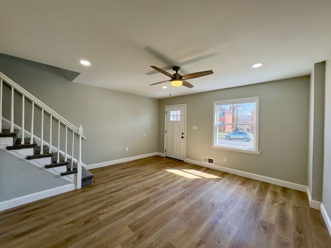 Foto del edificio - Spacious 3-Bedroom Townhome with Modern Am...