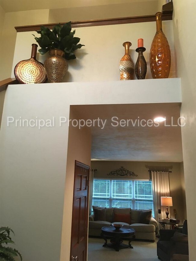 Building Photo - 1715 Oak Hollow Ln