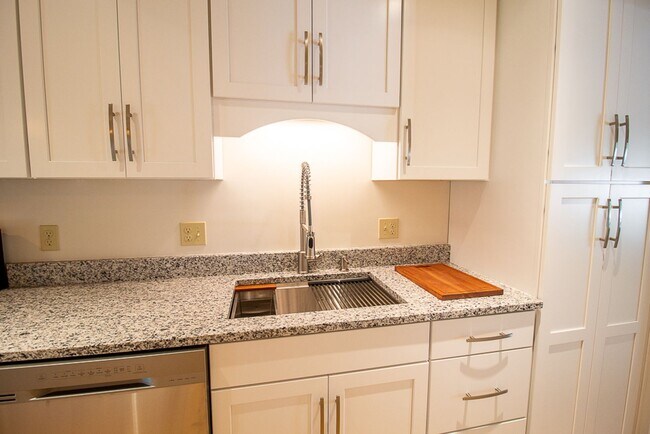 Building Photo - Beautiful 4 Bedroom House | 126th & Center
