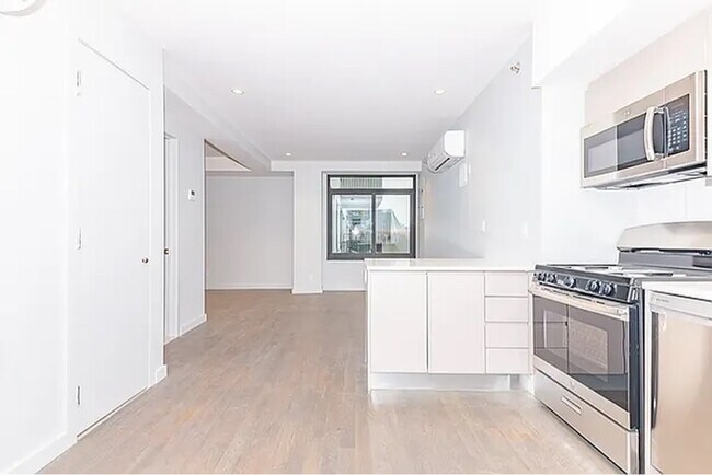 Foto del edificio - 594 Bushwick Ave