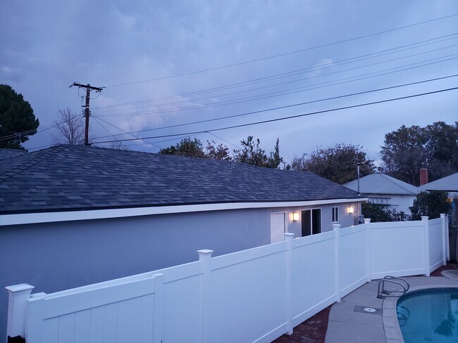 La unidad de acceso a la vivienda (ADU) se encuentra detrás del garaje. Ninguna parte del garaje es la ADU. - 7650 Ostrom Ave