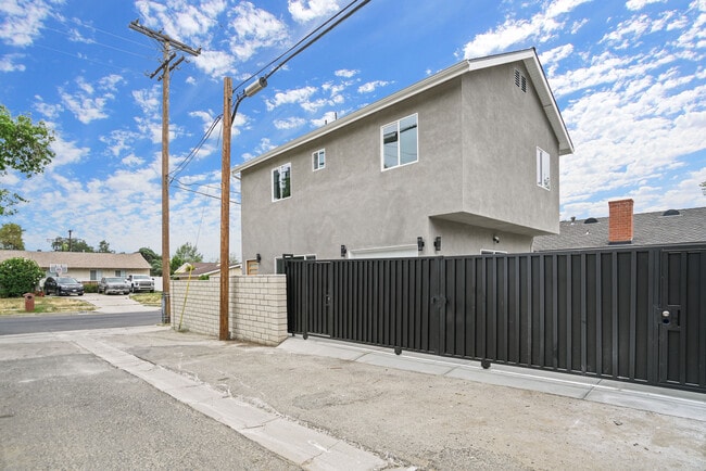 Building Photo - 10900 Baird Ave