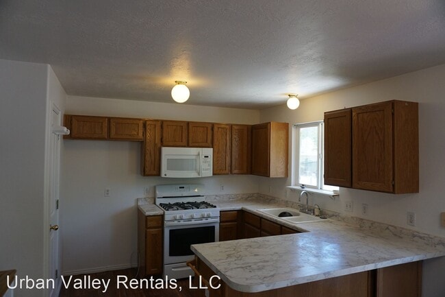 Building Photo - 4 br, 2 bath House - 858 W. 4150 S.