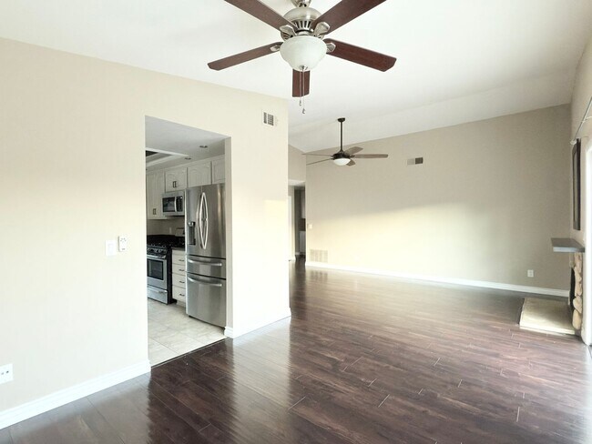 Building Photo - Single Level in Murray Mission!