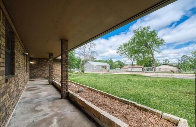 Building Photo - 22090 Little Dirt Rd
