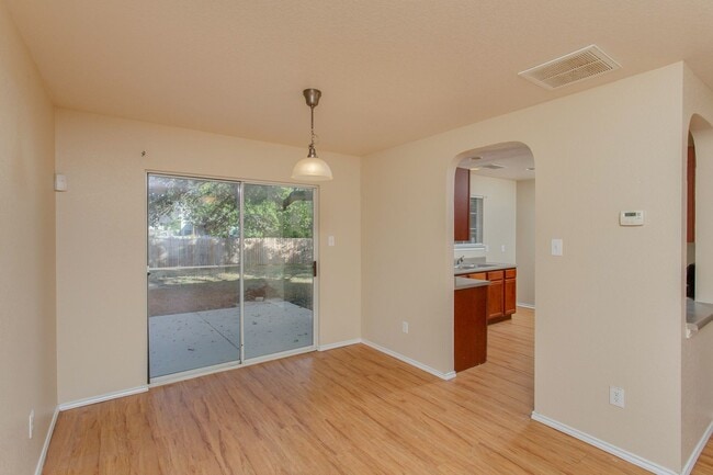 Building Photo - NW Rental Home available for asap move in!