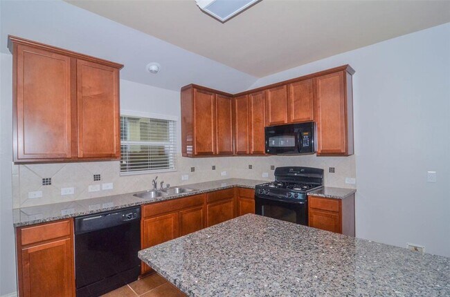 Foto del edificio - 6115 Carver Pines Dr