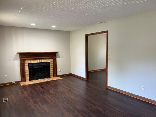 Building Photo - "Charming 3-Bedroom Retreat in Nashville – Spacious 1,149 Sq Ft with 1.5 Baths!"