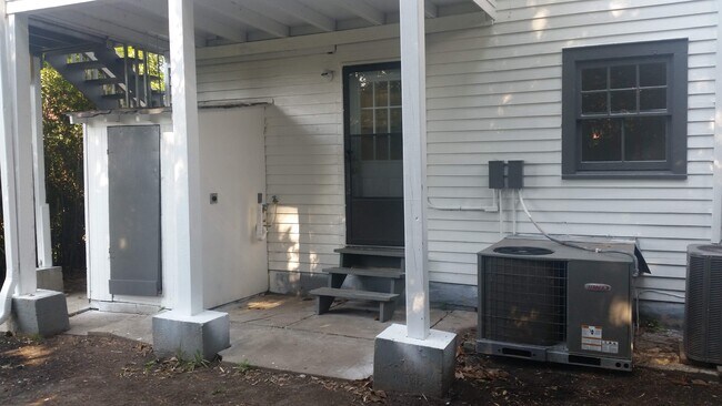 Building Photo - 1418 Behrman Ave