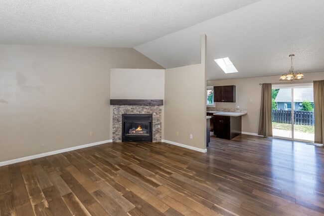 Building Photo - Great Layout and Spacious!